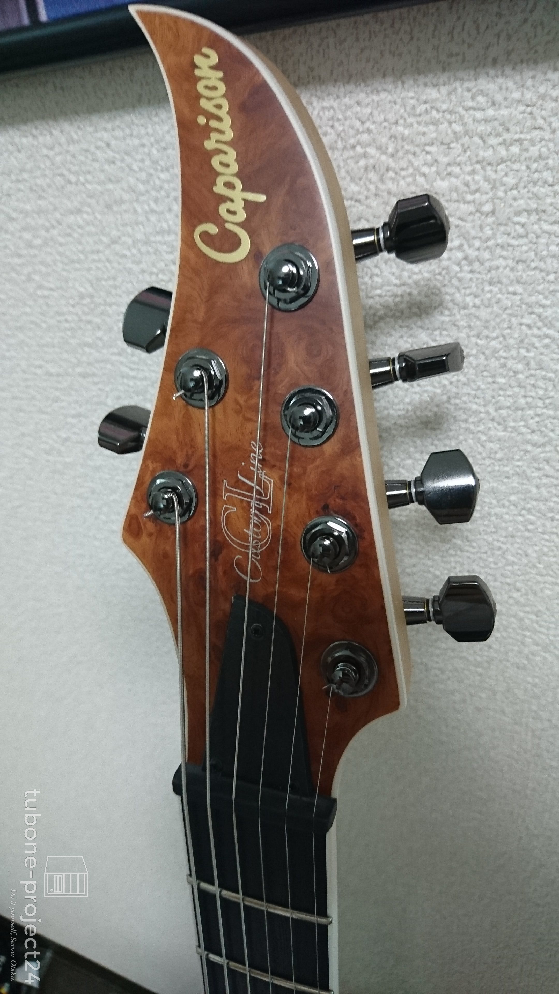 Dellingerのトンガリヘッドのアップ写真(Caparison Custom Lineのロゴ)